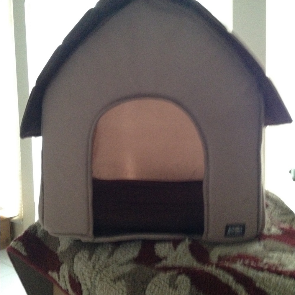 Small animal planet dog house has removable Velcro top removable bottom panel